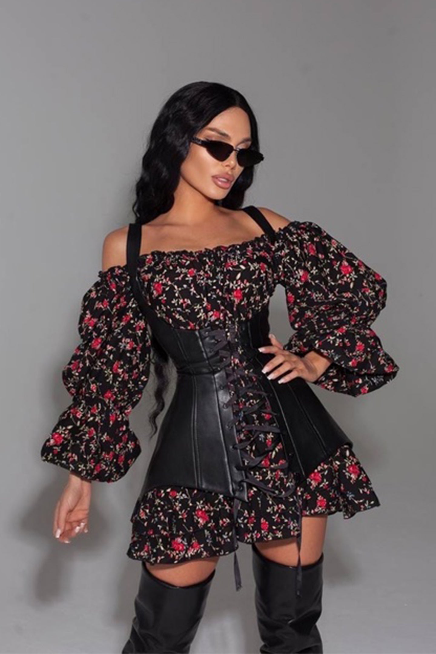 Vestido mini con corsé y estampado floral de Emma