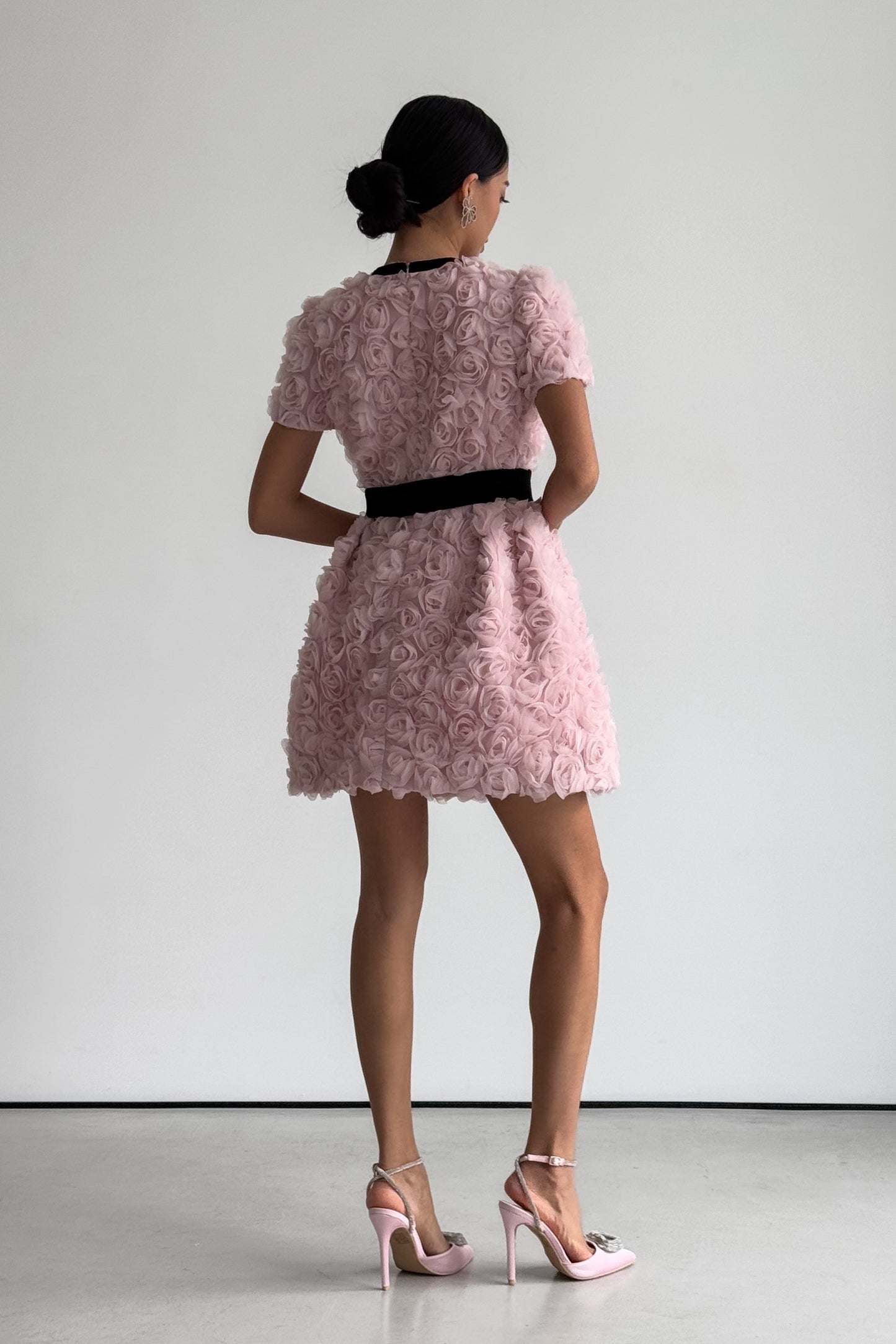 Vestido mini con escote en V y adornos de Amelia Rose