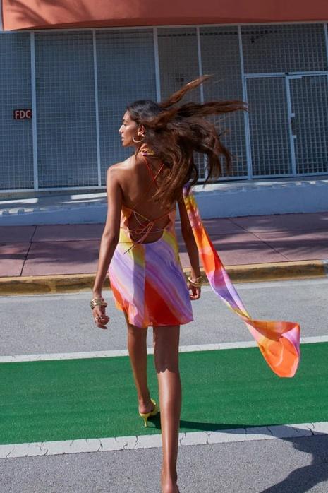 Minivestido con cordones y un hombro de Elena