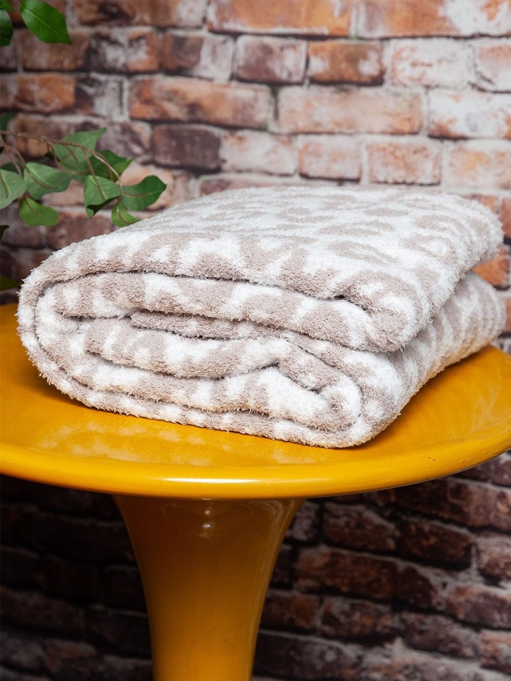 Leopard Print Cozy Fleece Blanket - Stylish and Warm