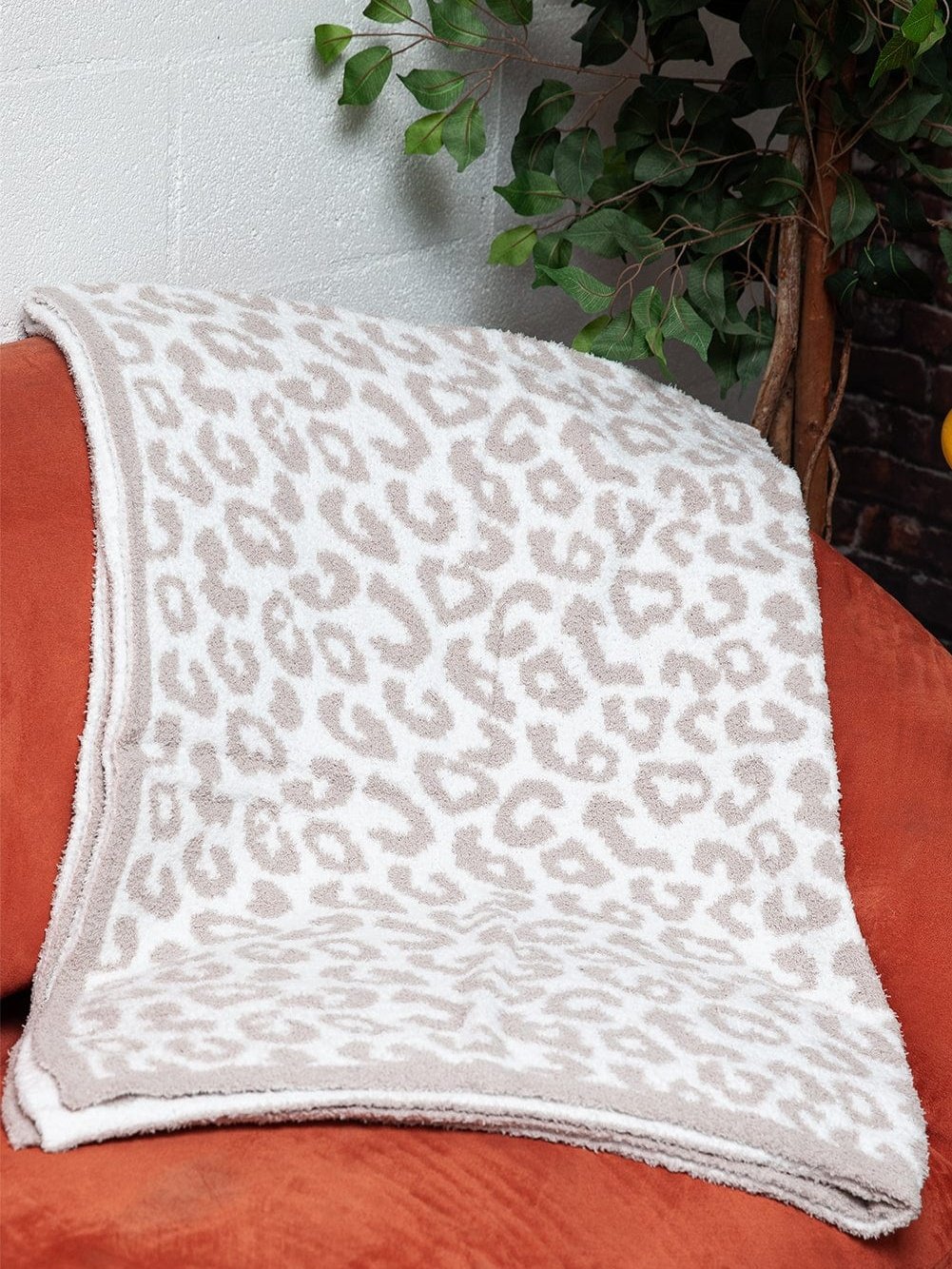 Leopard Print Cozy Fleece Blanket - Stylish and Warm