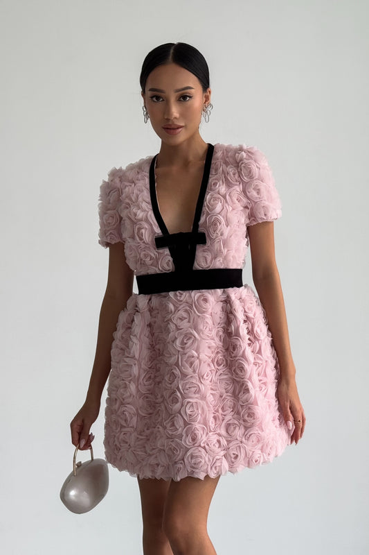 Vestido mini con escote en V y adornos de Amelia Rose 