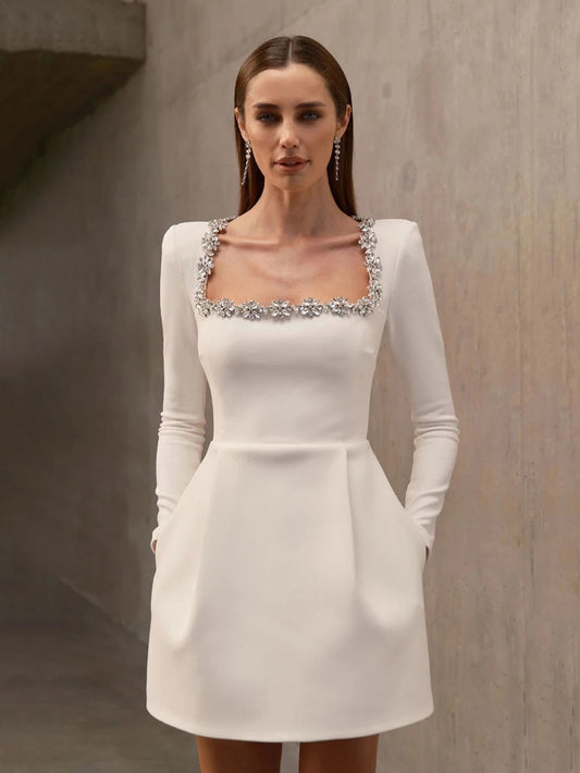Vestido mini Alexia con cuello cuadrado y ribete de diamantes de imitación 