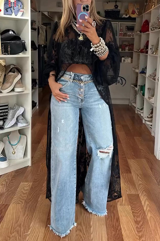 Vaqueros holgados con bordes sin rematar, rotos y bolsillos con botones de moda