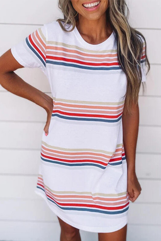 Vestido informal de manga corta con cuello redondo, estampado de personajes a rayas y contraste