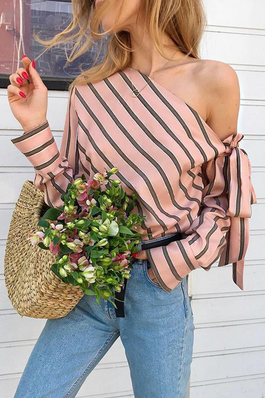 Elegante blusa con cuello oblicuo y diseño de tiras de patchwork a rayas