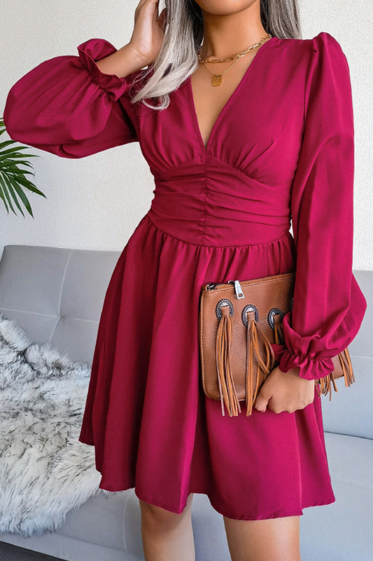 Vestidos elegantes de moda con falda de cintura alta, con pliegues y aberturas laterales.