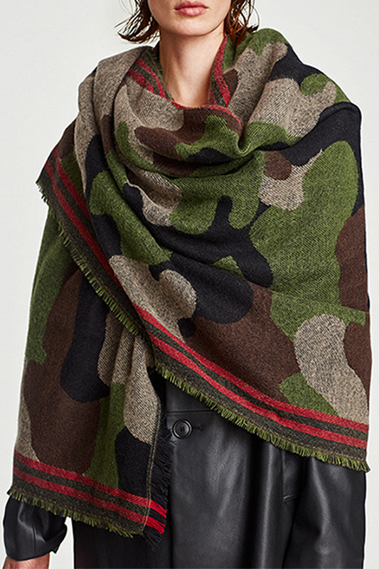 Bufanda con borlas y estampado de camuflaje de moda