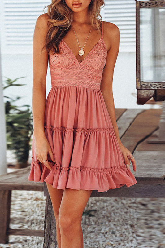 Vestidos de moda con falda pastel, tirantes finos y abertura en la parte superior.