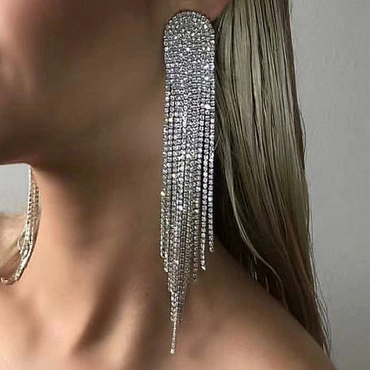 Elegantes pendientes formales con borlas geométricas