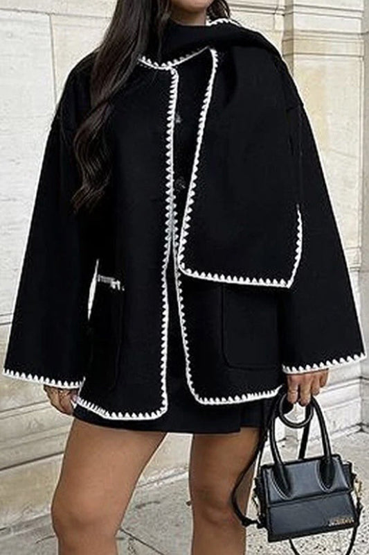 Prenda exterior informal de estilo británico con cuello tipo bufanda y botones lisos en contraste