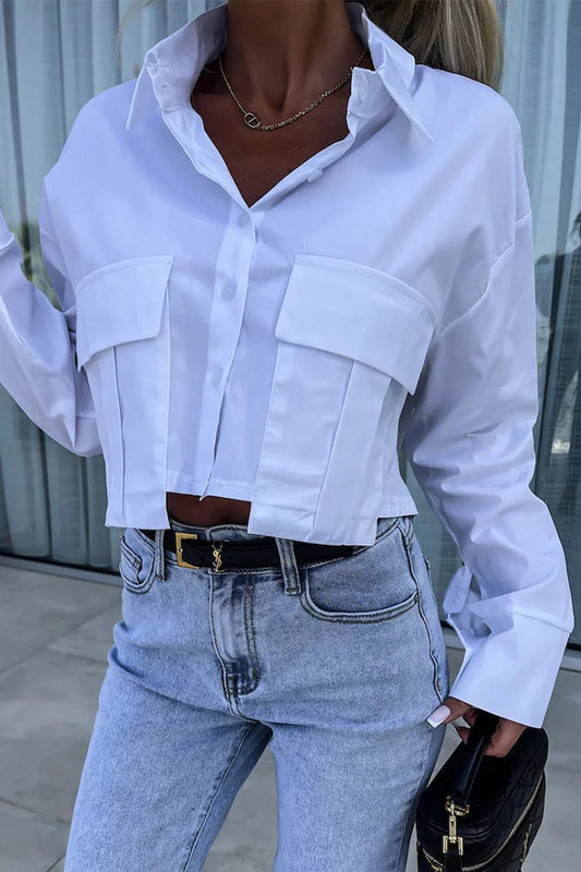 Blusa informal de estilo británico con botones lisos y cuello vuelto