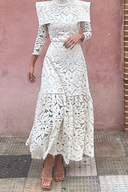 Elegante vestido de falda con cuello alto y retazos de encaje