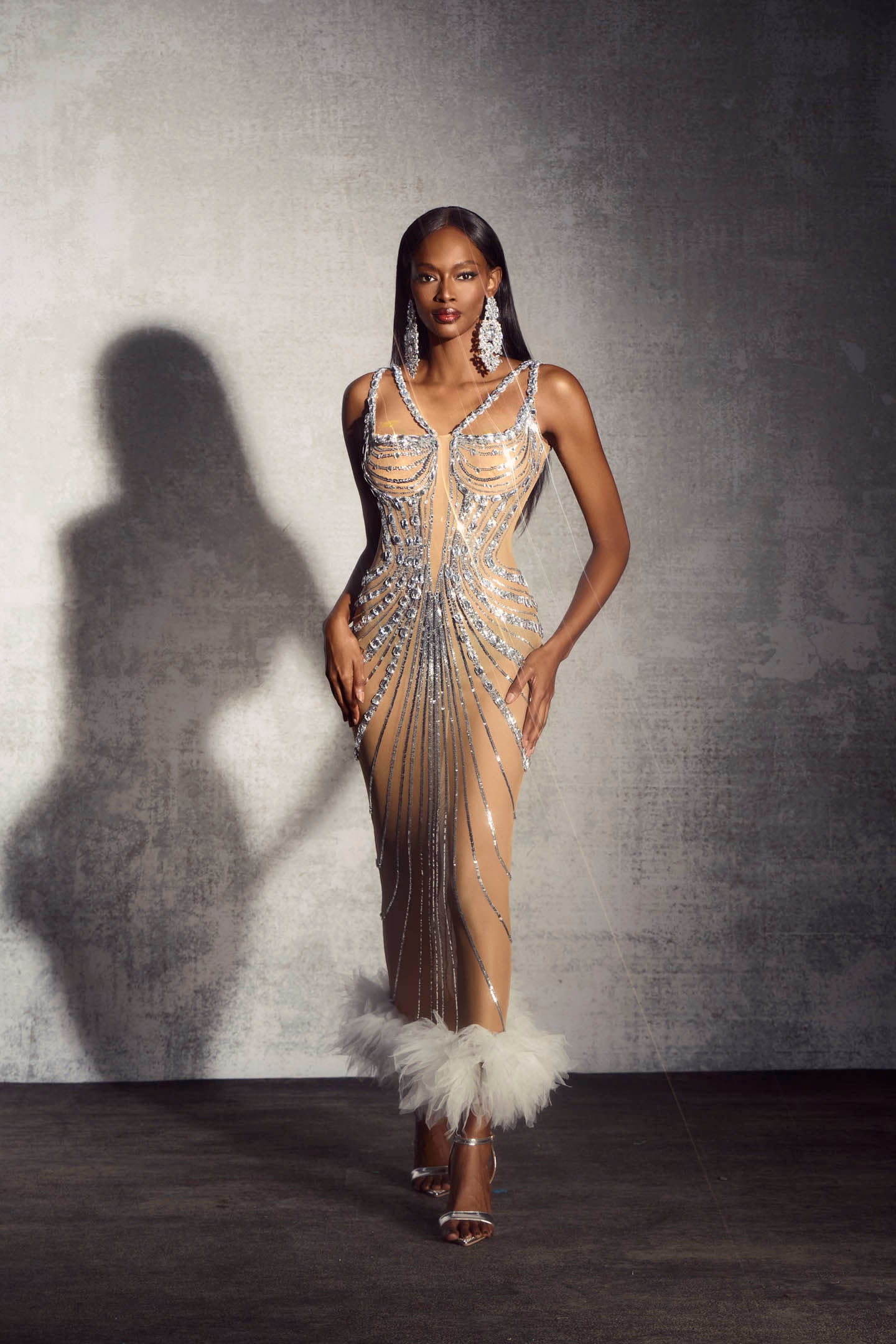 Vestido largo Lena con ribete de plumas y adornos de diamantes de imitación 