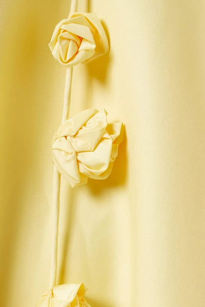 Vestido mini con tirantes finos y detalle de rosas de Emma 