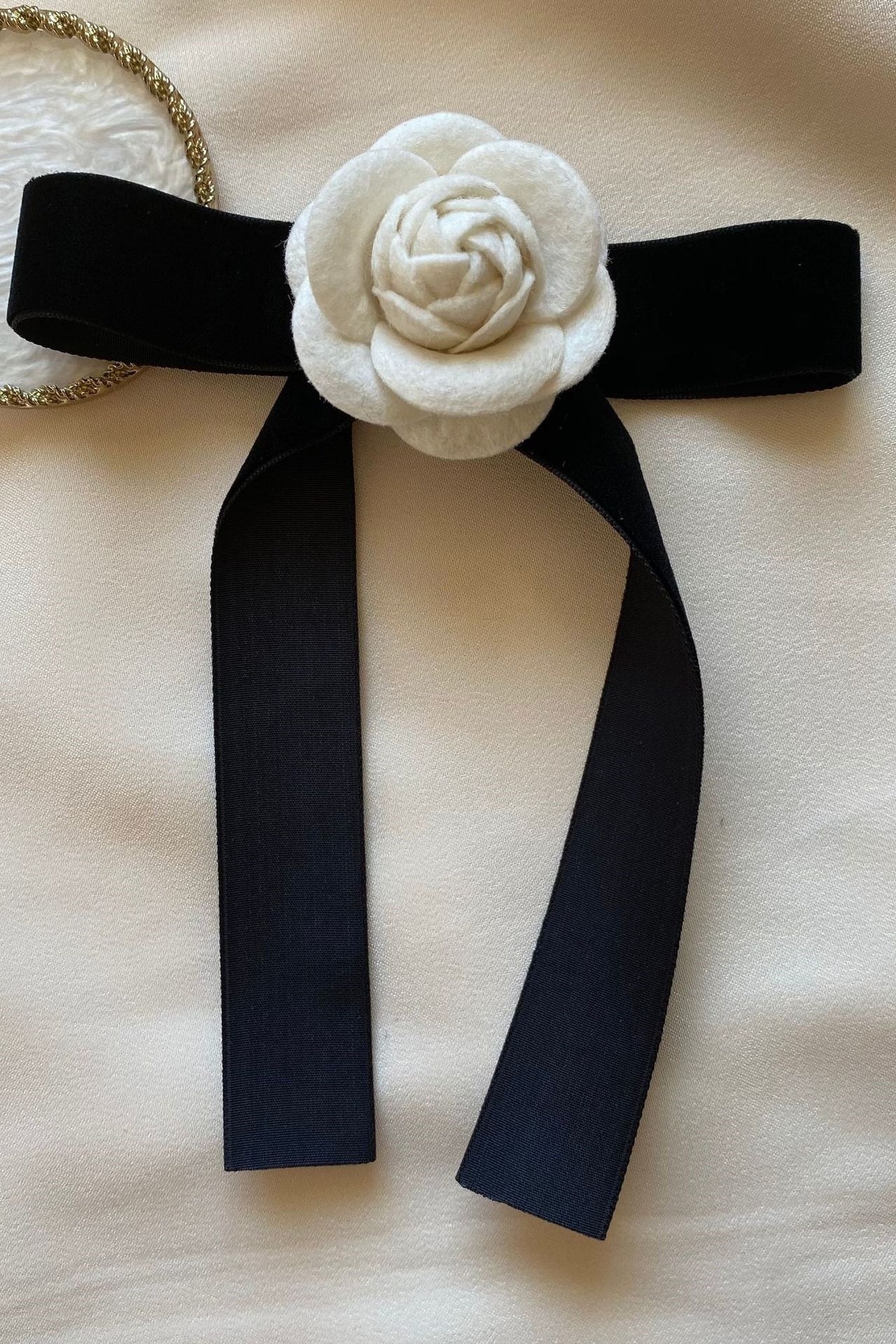 Broche de lazo con flor de camelia 
