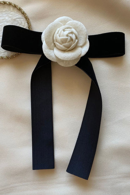 Broche de lazo con flor de camelia 