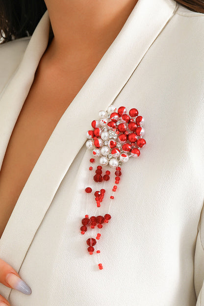 Broche de perla que gotea sangre