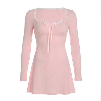 Vestido corto adelgazante con escote en V, manga larga y plisado con costuras de encaje de estilo femenino