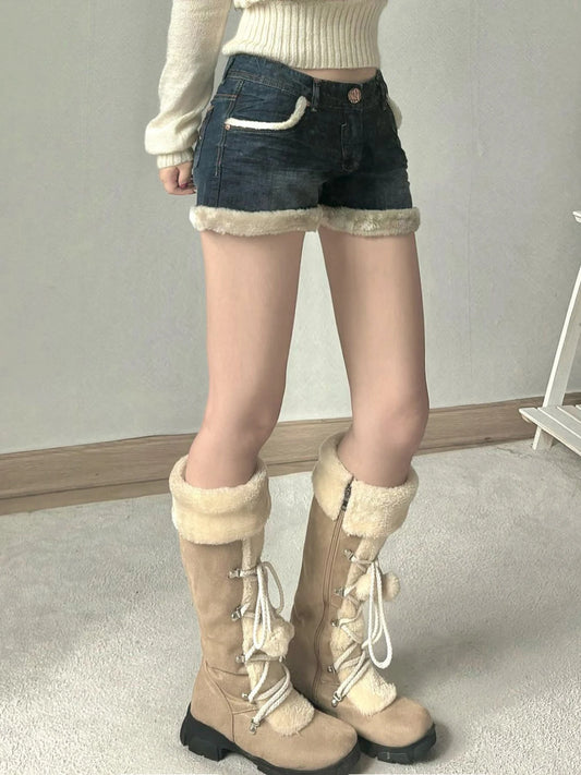 Mini vaqueros con ribete esponjoso kawaii para mujer, estilo chic, suave y dulce, diseño corto azul que combina con todo.