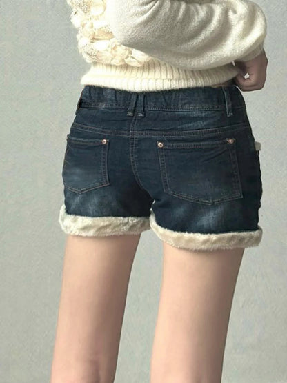 Mini vaqueros con ribete esponjoso kawaii para mujer, estilo chic, suave y dulce, diseño corto azul que combina con todo.