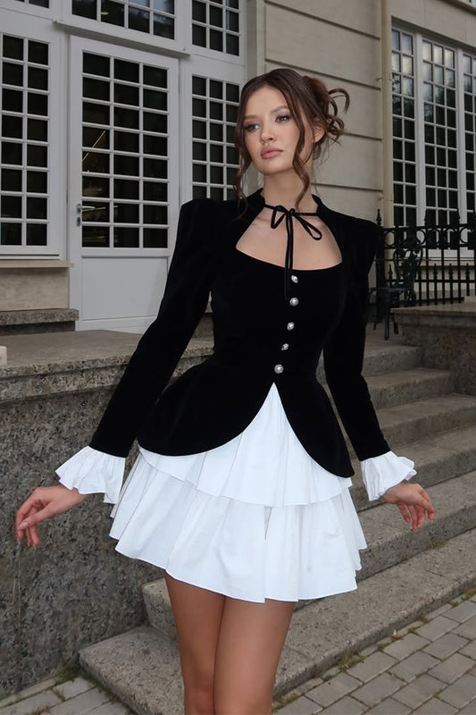 Vestido mini de terciopelo con escote cuadrado y capas Eveline 