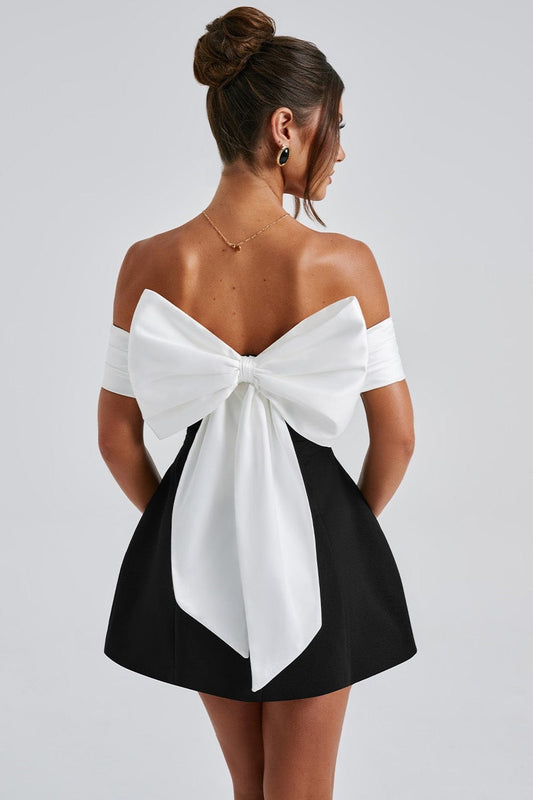 Vestido mini con lazo y hombros descubiertos de Belinda 