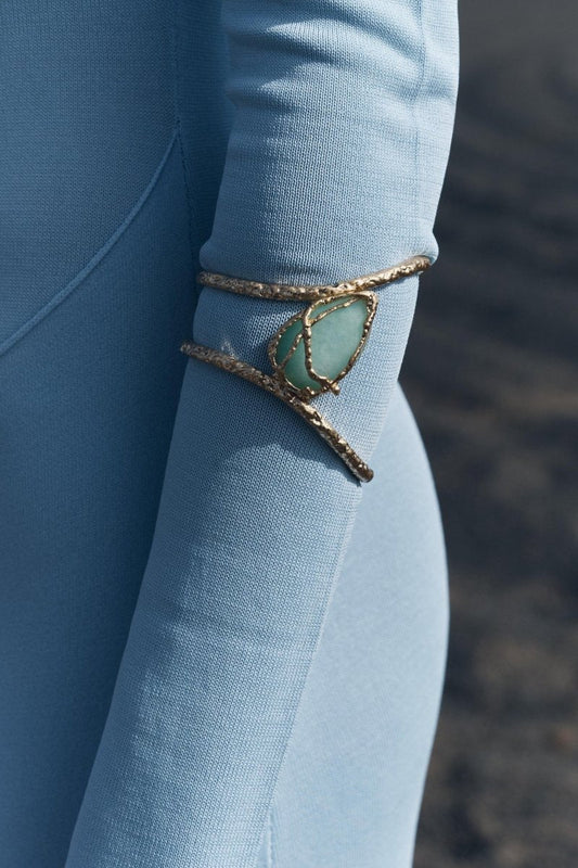 Pulsera texturizada con piedras preciosas 