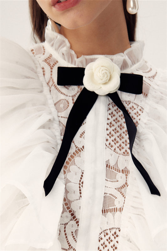 Broche de lazo con flor de camelia 