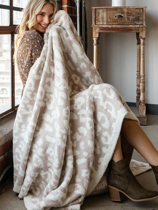 Leopard Print Cozy Fleece Blanket - Stylish and Warm
